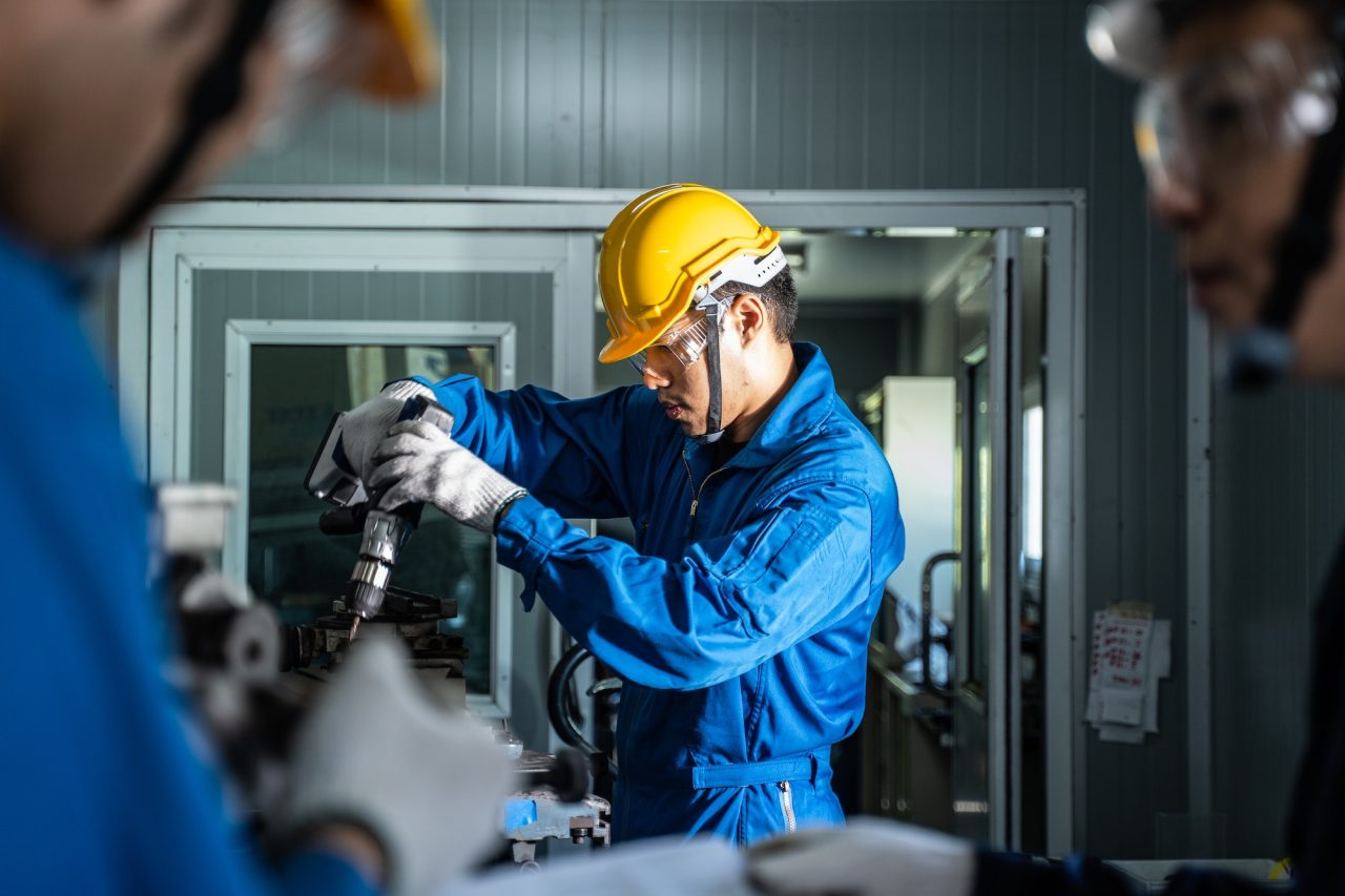 asian-mechanical-workers-working-on-milling-machine-.jpg